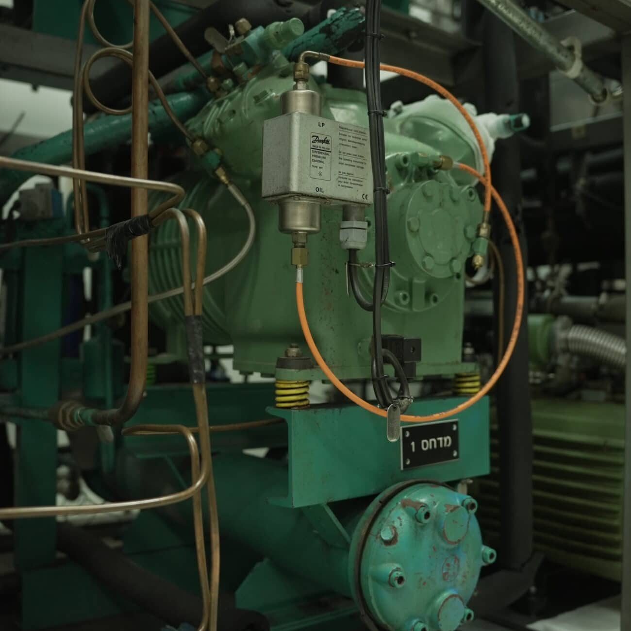 פרויקט החלפת מדחס במכולת קירור תעשייתי - שחר הנדסת מיזוג אוויר