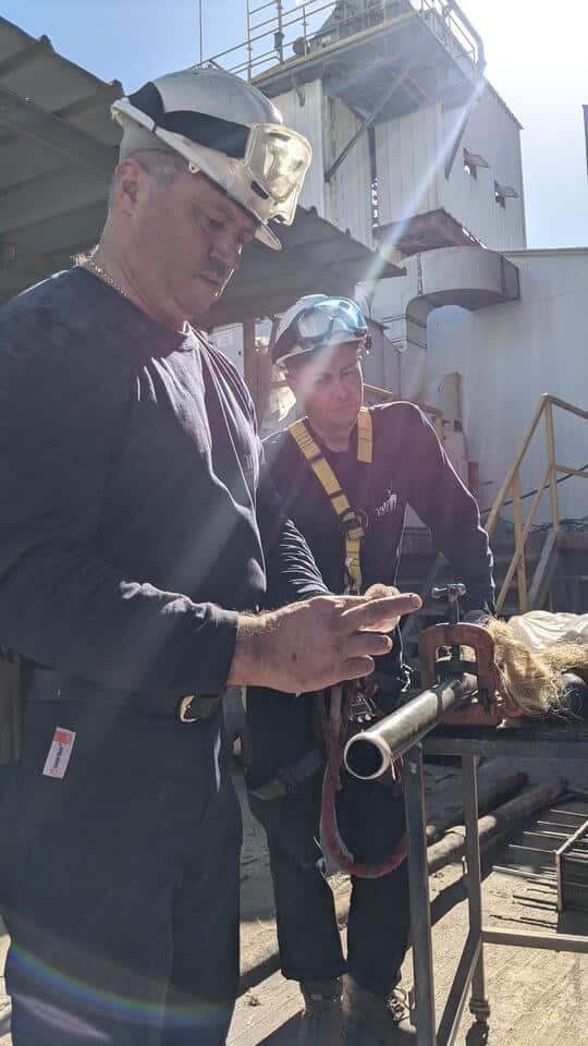 צנרת מזגן בטיפול של שחר הנדסת מיזוג אוויר בע"מ